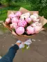 Букет из бело-розовых пионов